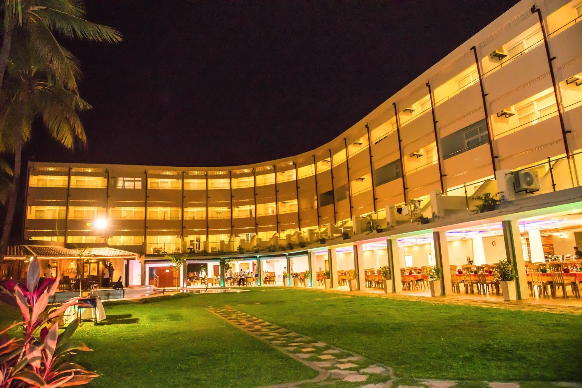 Paradise Beach Hotel نيجومبو المظهر الخارجي الصورة