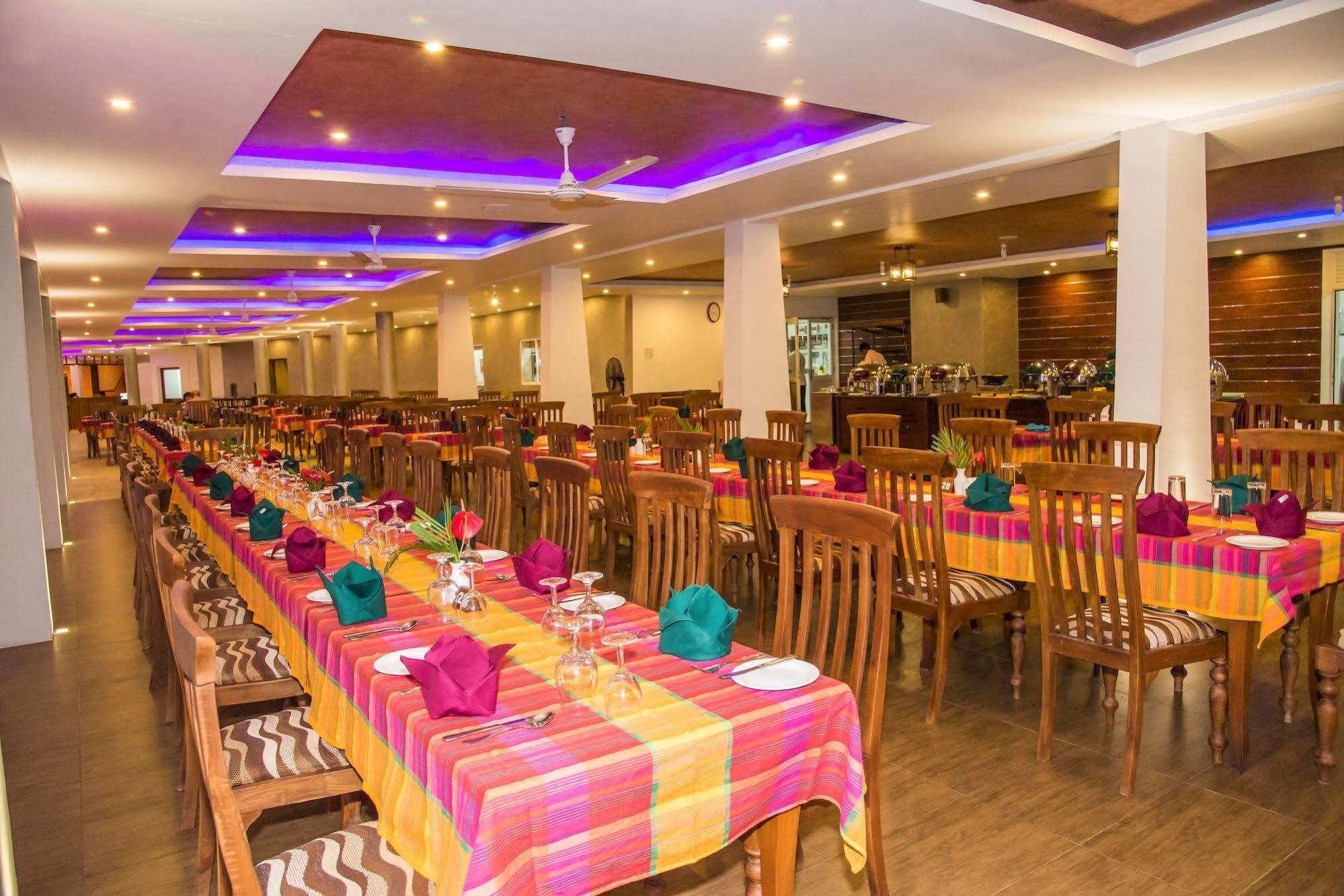 Paradise Beach Hotel نيجومبو المظهر الخارجي الصورة